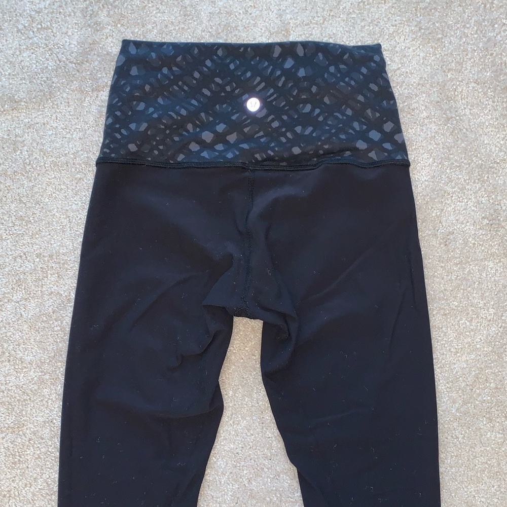 Lululemon reversible Crop Leggings (size 6)
